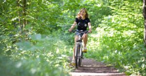 Guia definitivo para escolher sua mountain bike em 2025: comparação de 12 modelos com alta disponibilidade no Brasil, como Caloi, Sense e Oggi.